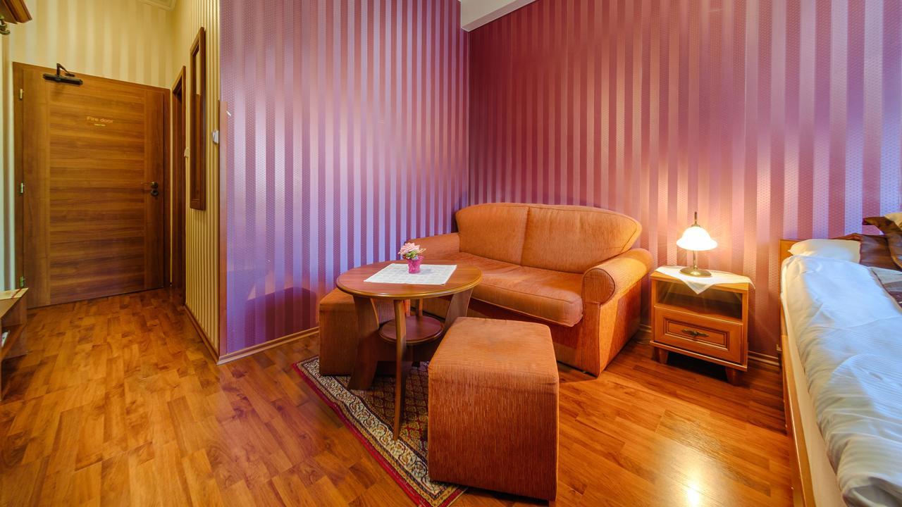 Hotel Tevel Sladkovicovo Buitenkant foto