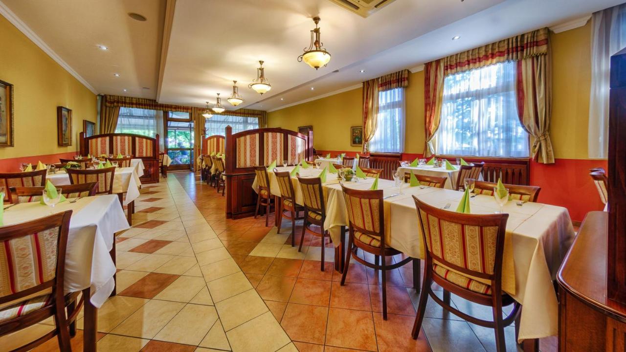 Hotel Tevel Sladkovicovo Buitenkant foto